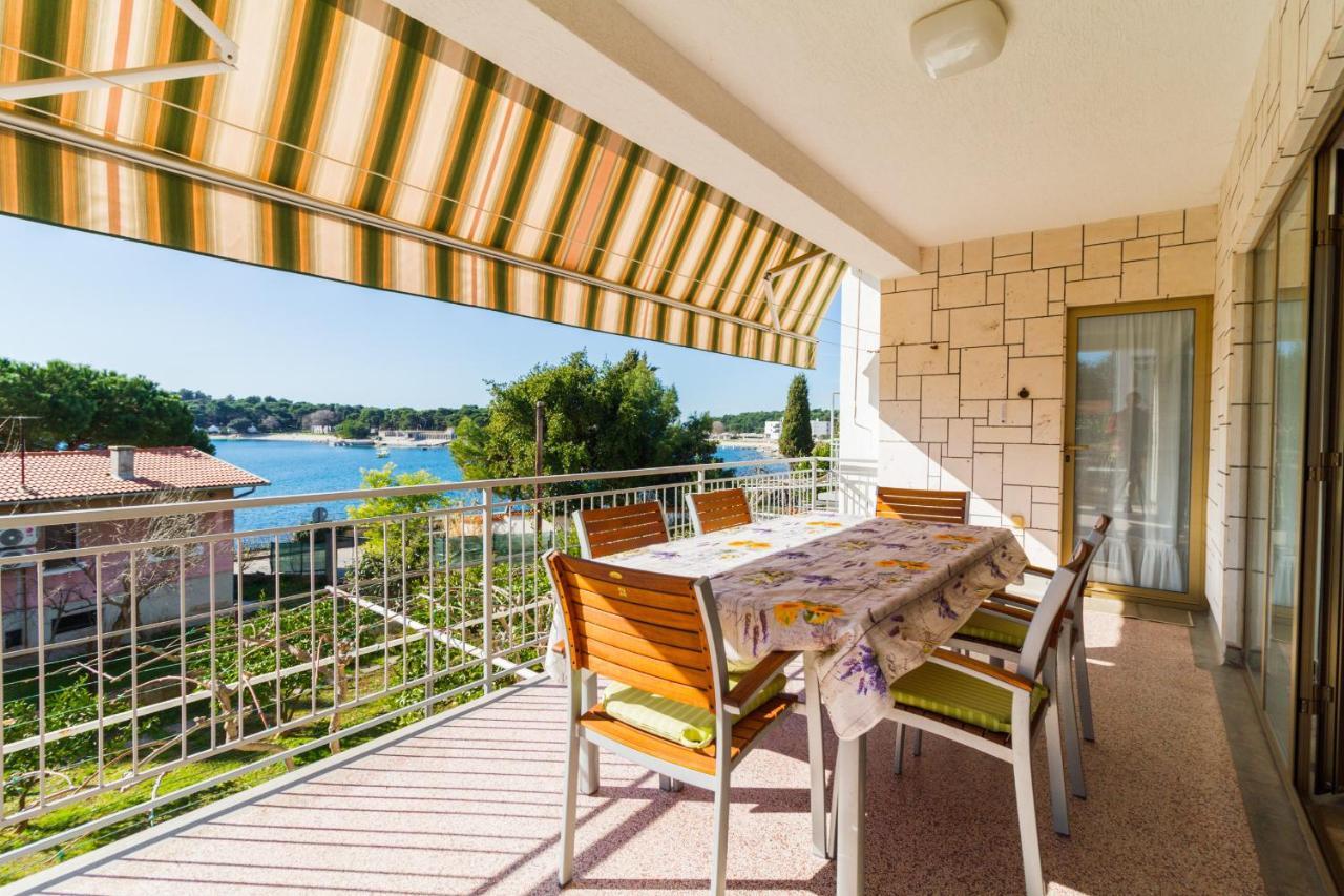 Apartma Lory With A Sea View Near The Pula