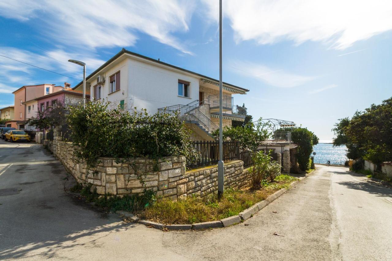 Apartma Lory With A Sea View Near The Pula