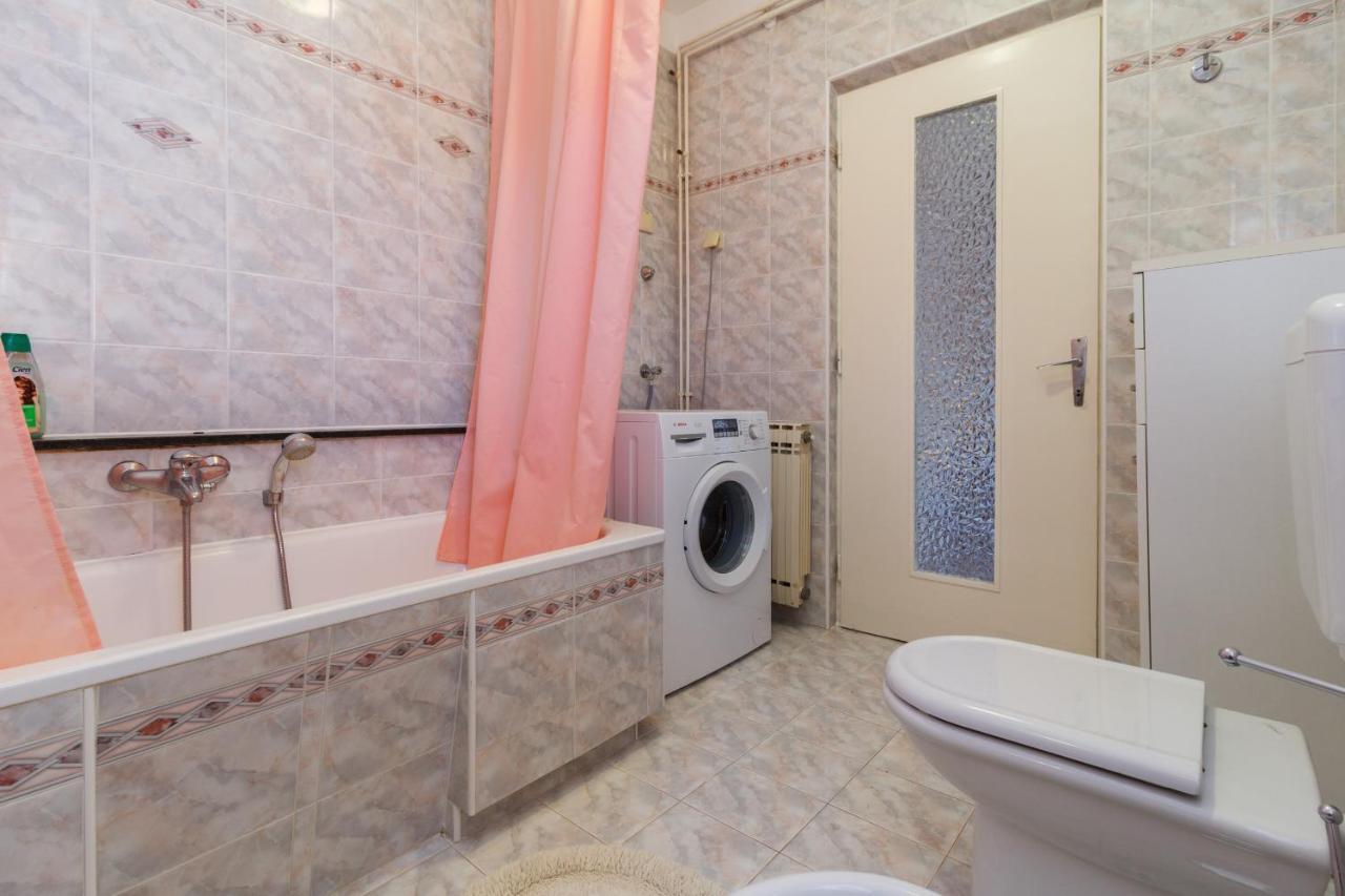 Apartma Lory With A Sea View Near The Pula