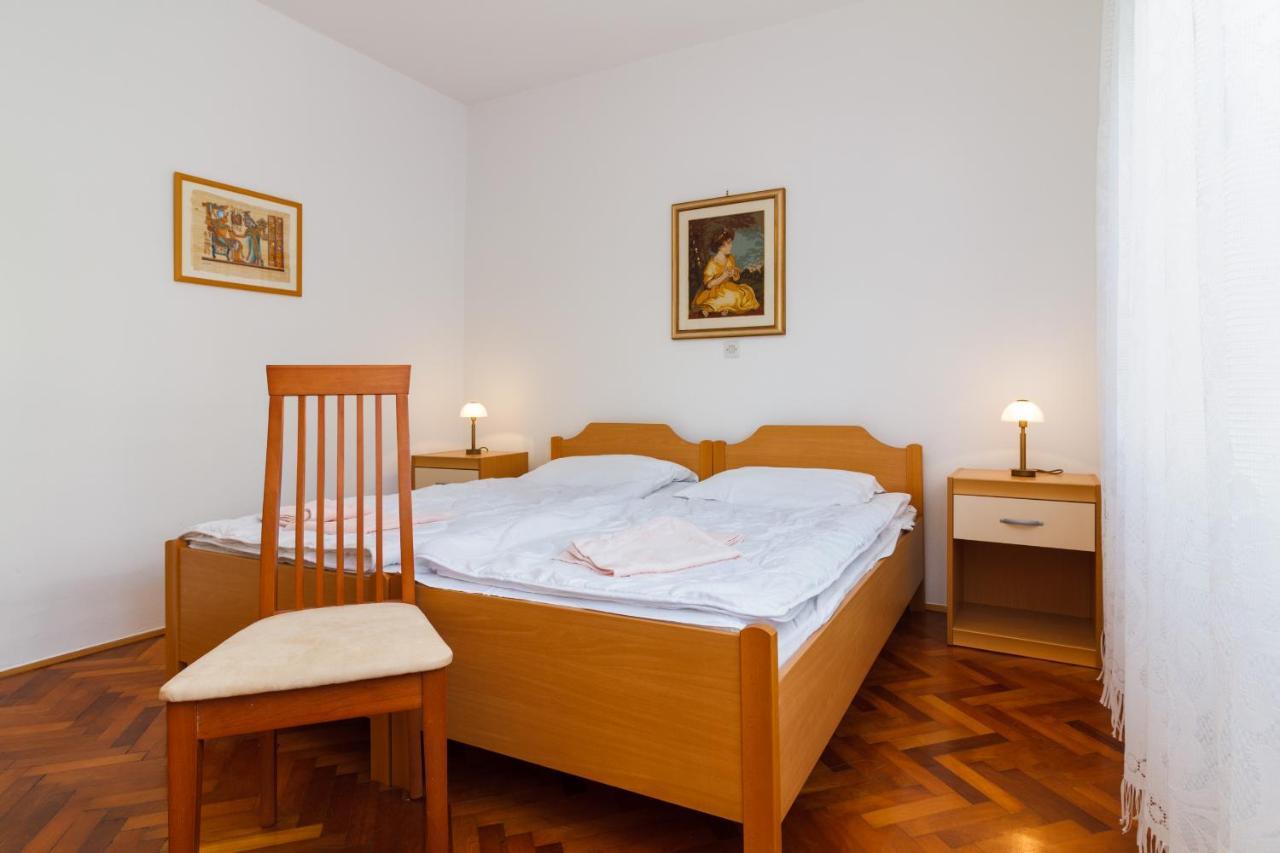 Apartma Lory With A Sea View Near The Pula